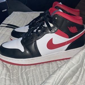 Nike air Jordan 1 mid gym red 8.5 ladies 7youth